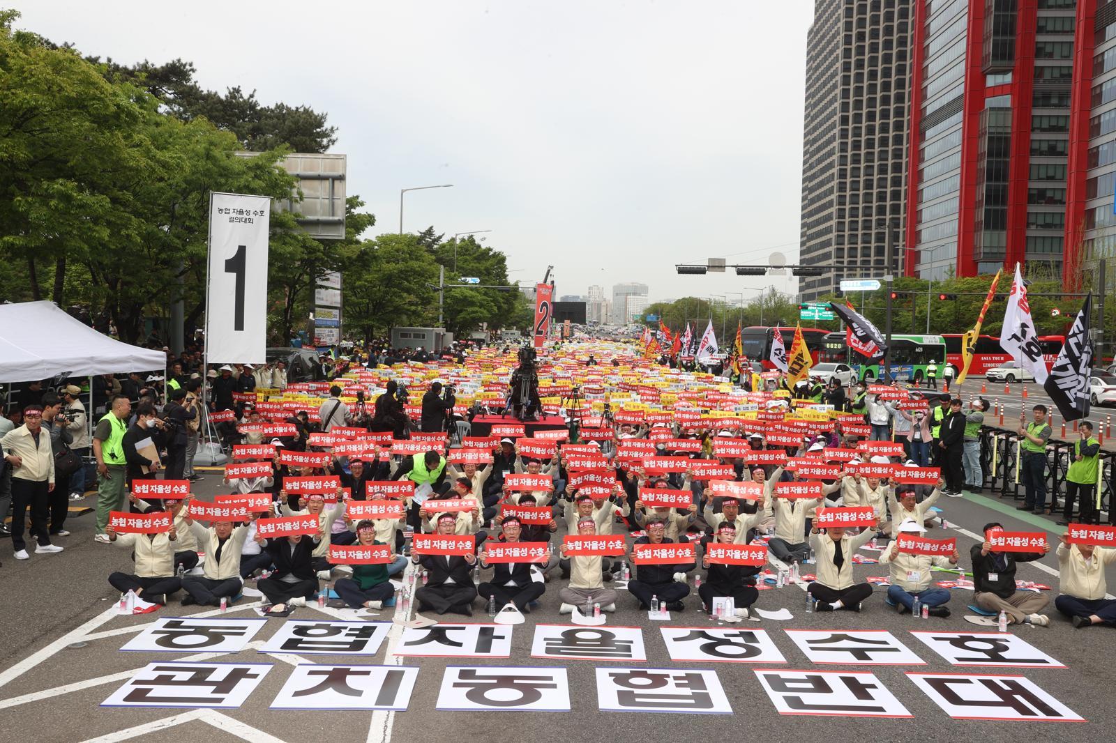 21일 서울 여의도에서 농민 2만여 명이 모여 농협법 개정 반대 집회를 열고 있다