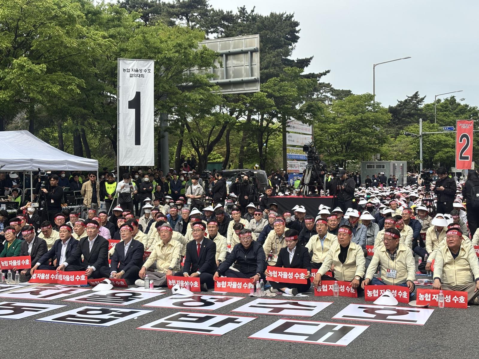 강호동 농협중앙회장을 비롯한 참석자들이 21일 서울 여의도에서 열린 ‘농협 자율성 수호 농민 결의대회’에 참석해 집회를 이어가고 있다. 황소영 기자 fangso@donga.com