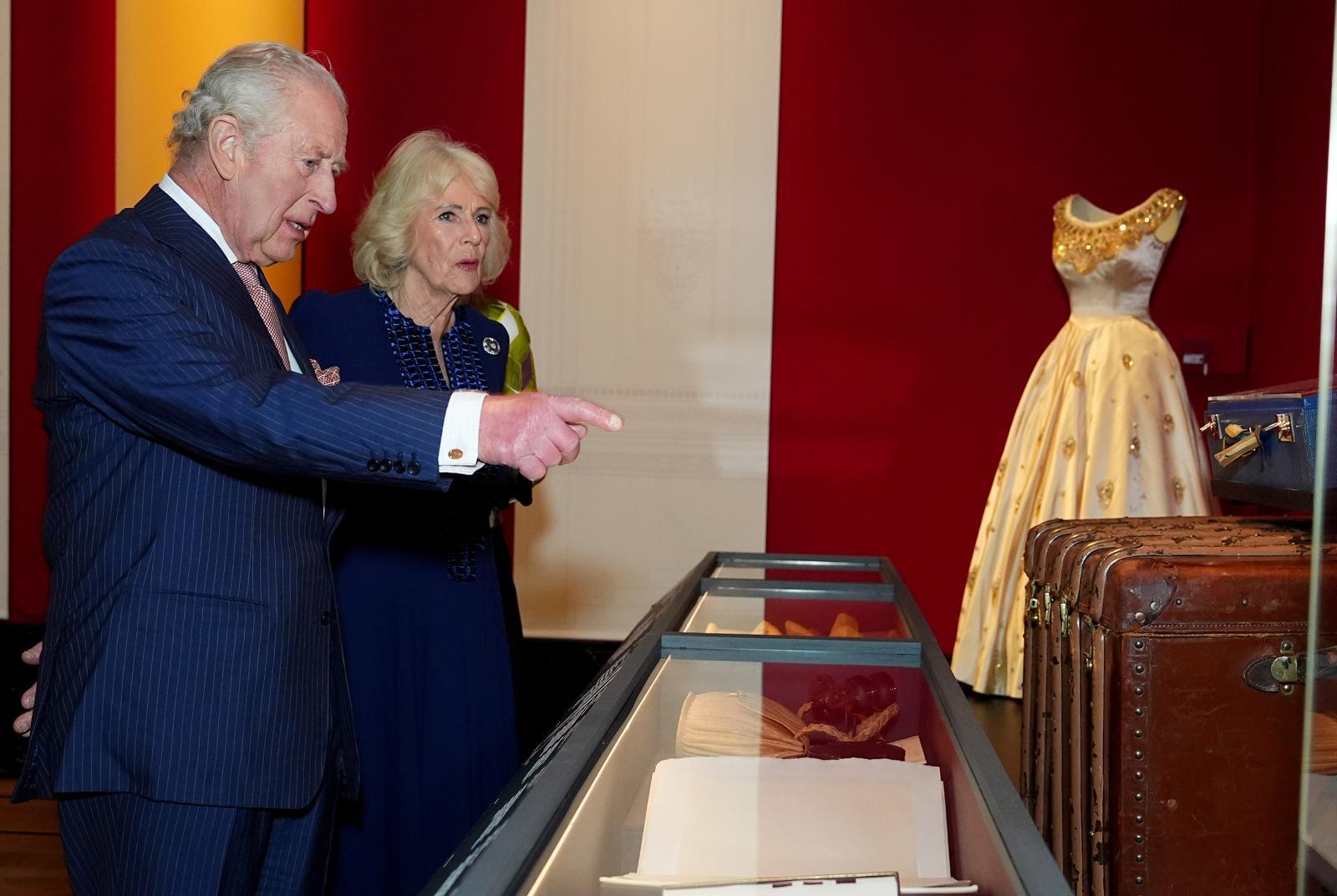 찰스 3세 영국 국왕(왼쪽)이 20일(현지 시간) 영국 런던 버킹엄궁에서 열린 고 엘리자베스 2세 탄생 100주년 기념 전시회를 둘러보고 있다.런던=AP 뉴시스