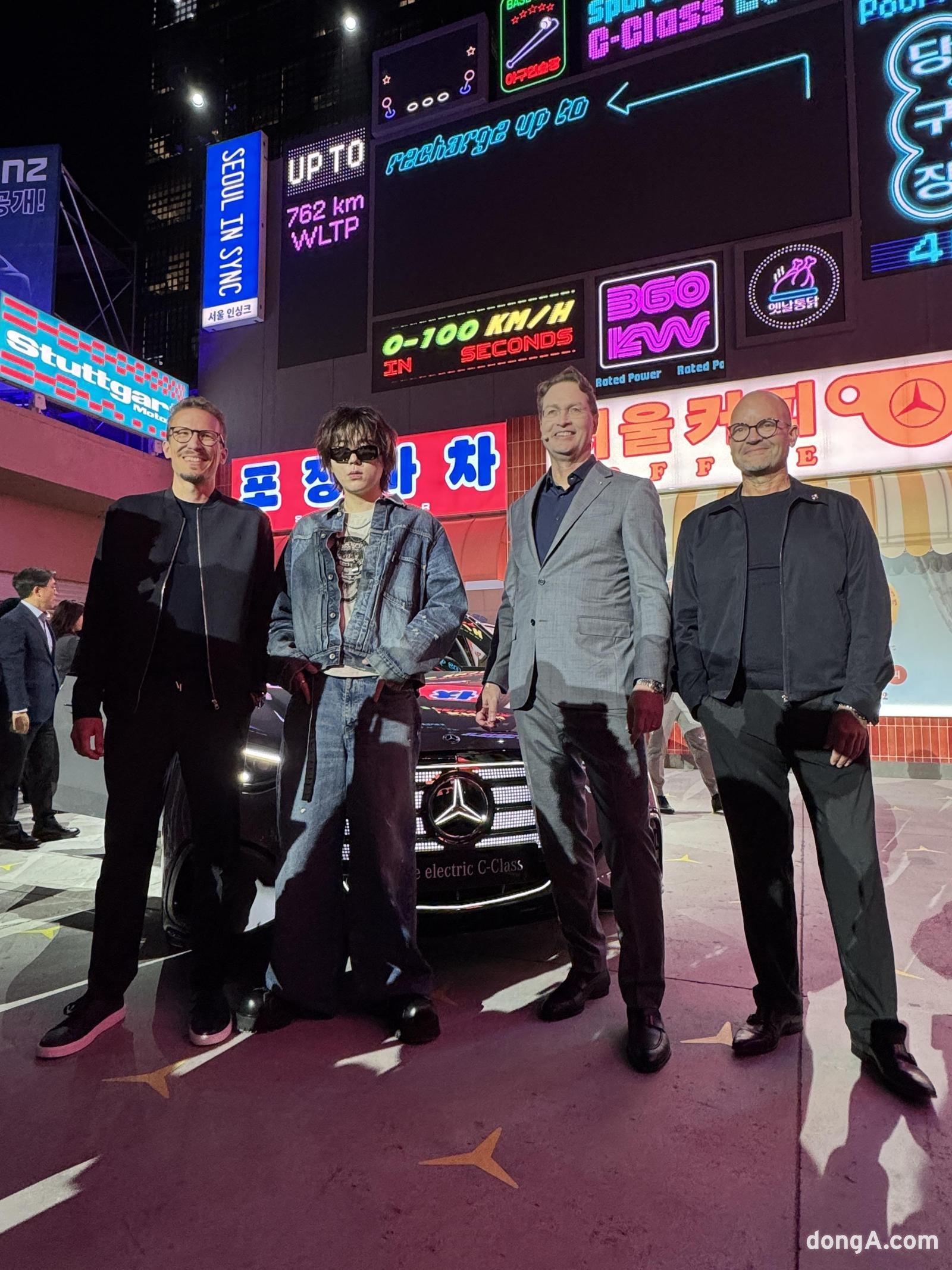 왼쪽부터 마티아스 가이젠 벤츠그룹 세일즈&고객 경험 총괄, 가수 지코, 올라 칼레니우스 메르세데스-벤츠 그룹 AG이사회 의장 겸 최고경영자 요르그 부르저 그룹 이사회 멤버 및 최고기술책임자가 20일 성수동 XYZ에서 진행된 월드 프리미어 행사에서 기념 촬영을 하고 있다. 정진수 기자
