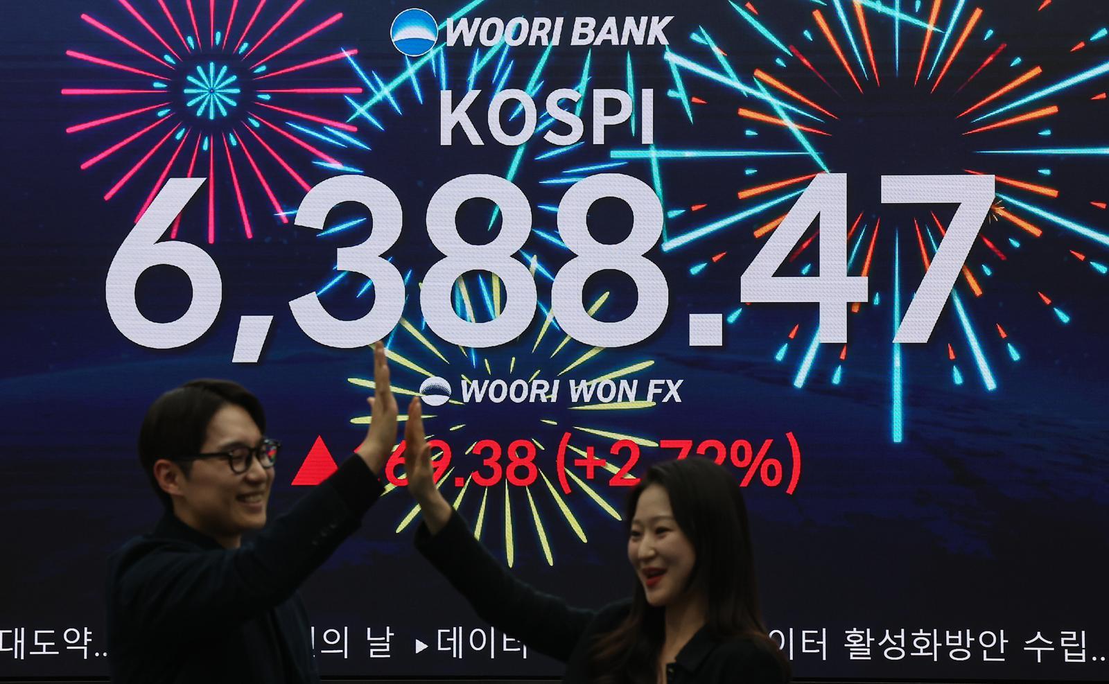 코스피, 6380선 마감…전쟁 악재 뚫고 사상 최고치