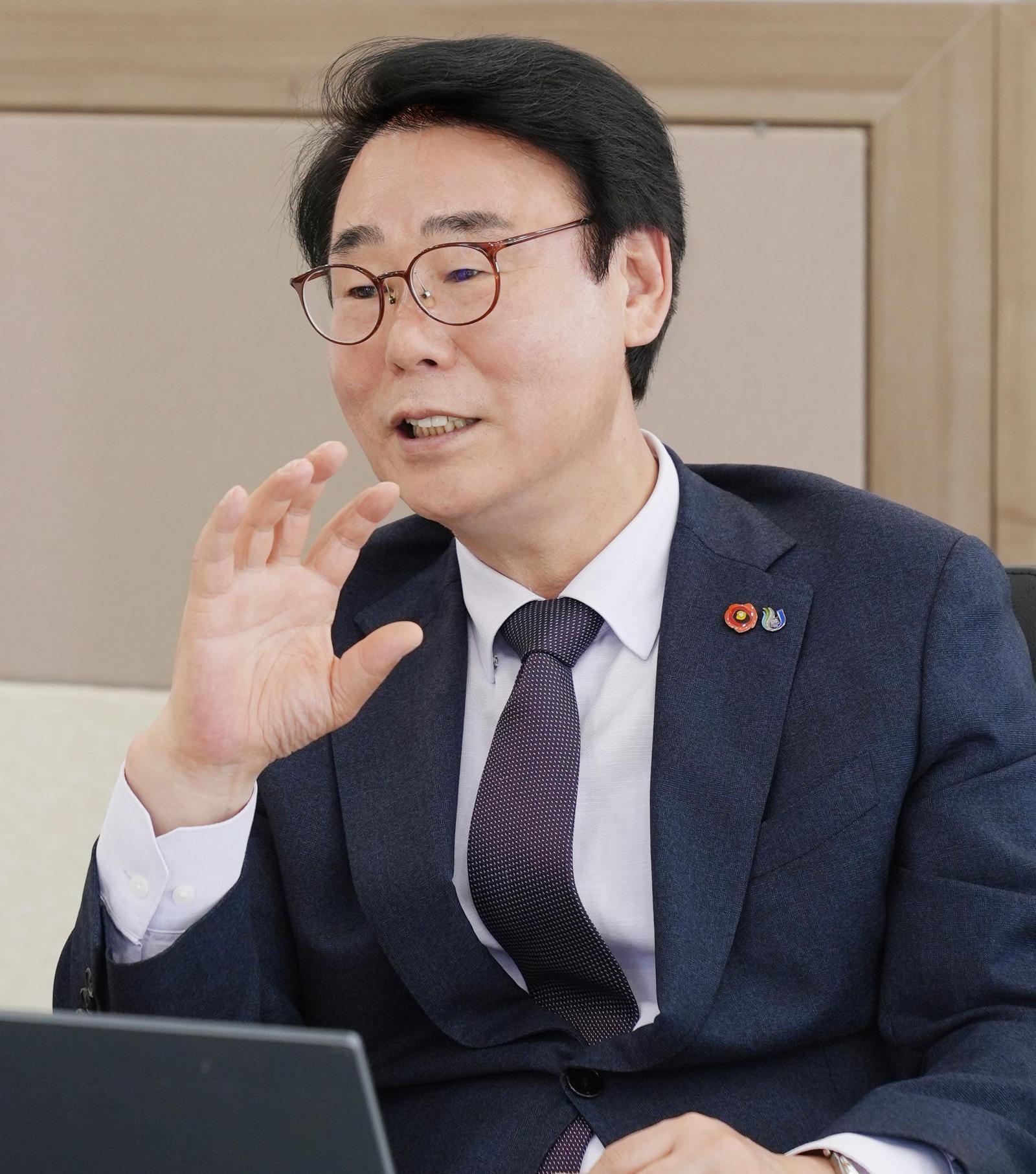 양덕순 신임 제주대 총장이 20일 집무실에서 동아일보와 인터뷰하고 있다. 그는 “인구 감소와 지방 소멸, 인공지능(AI) 시대 도래라는 시대 변화와 위기 속에 대학의 역할도 변해야 한다”고 말했다. 제주대 제공