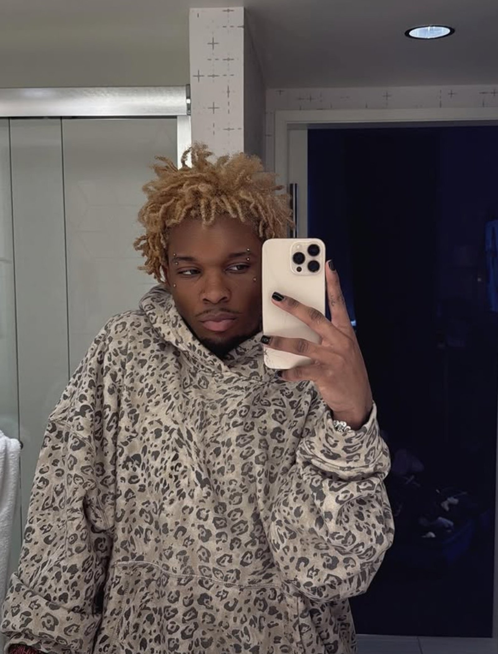 미국 가수 데이비드(d4vd) 소유 차량 트렁크에서 실종된 15세 소녀의 부패한 시신이 발견돼 충격을 안겼다. 공연 취소·광고 중단 등 후폭풍이 이어지고 있다. 사진= d4vd SNS 캡처