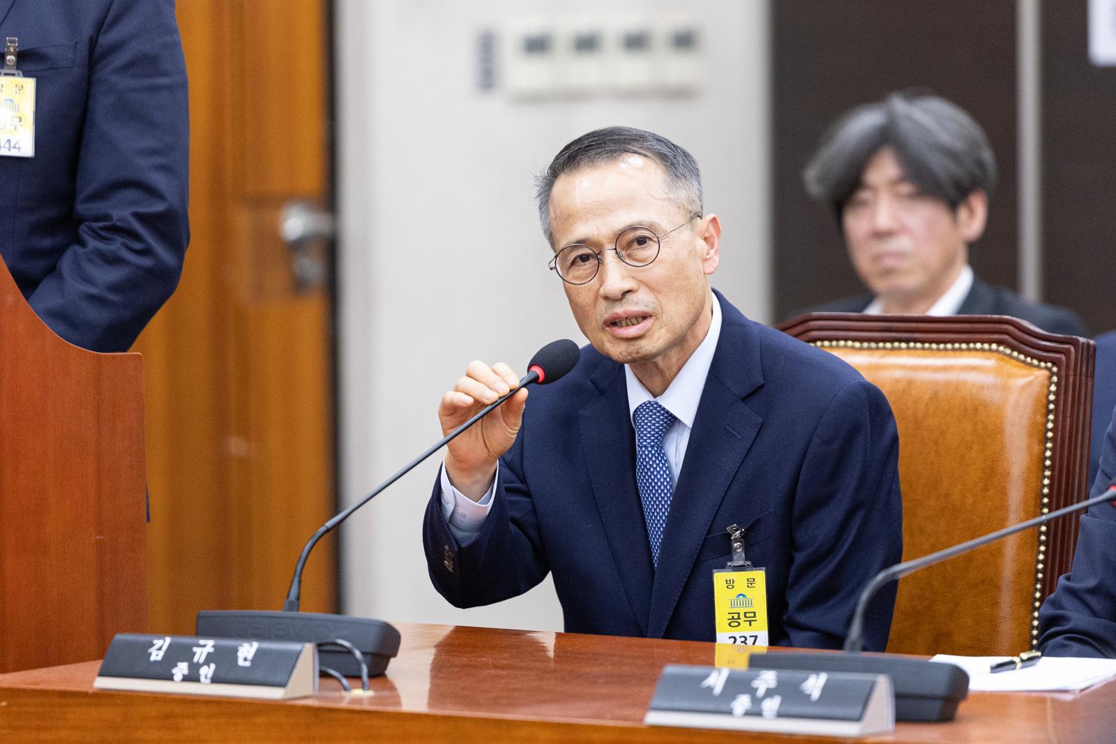 21일 서울 여의도 국회에서 열린 윤석열 정권 정치검찰 조작기소 의혹 사건 진상규명 국정조사특별위원회 서해 공무원 피격·통계조작·‘윤석열 명예훼손’ 허위보도 조작기소 의혹 사건 청문회에 증인으로 출석한 김규현 전 국가정보원장이 의원 질의에 답변하고 있다. 2026.4.21 (서울=뉴스1)
