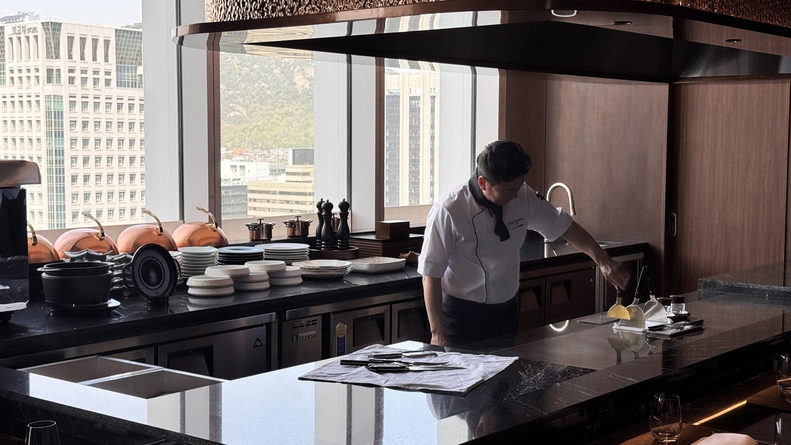 아사달은 과거 인기 메뉴였던 신선로와 보김치 등을 현대적 감각을 더해 선보인다. 이외에도 40년 전 사용한 집기 등을 최대한 활용해 정통성을 이어간다. 윤우열 기자 cloudancer@donga.com