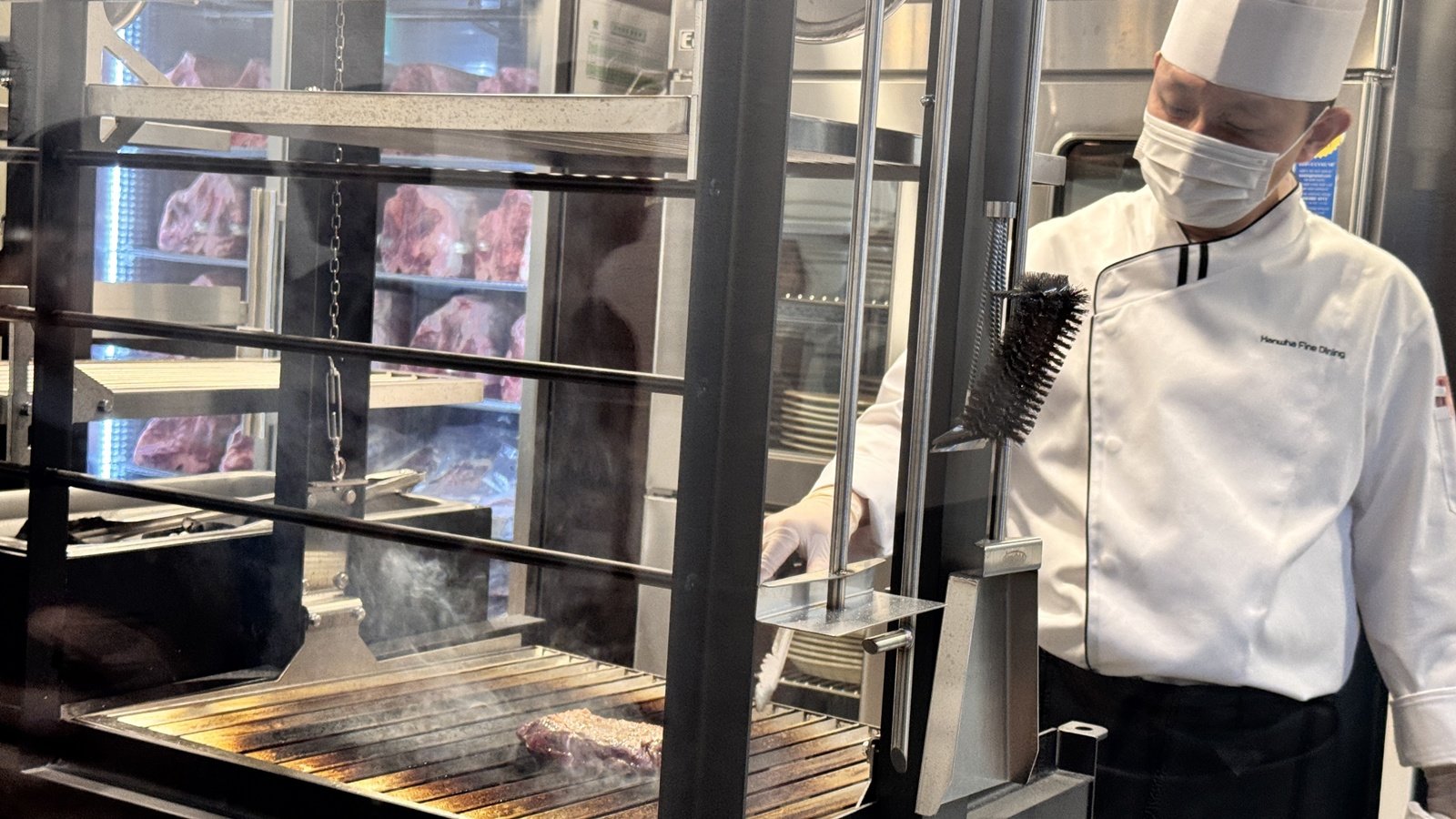 파블로의 대표 메뉴는 최상위 등급 소고기로 만든 ‘드라이 에이징 스테이크’다. 자체 에이징 기법을 적용해 차별화된 풍미를 선사한다. 윤우열 기자 cloudancer@donga.com