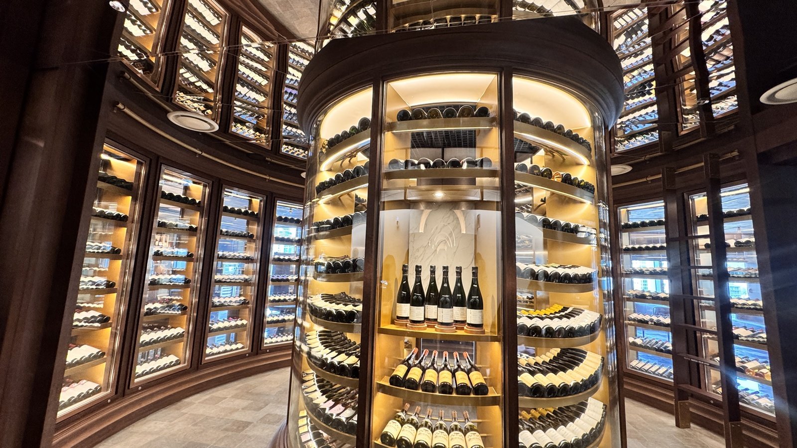 파블로 입구에 위치한 와인 라이브러리에는 1000여 종의 와인이 담긴 대형 와인 타워 형태로 이뤄져 플랫폼 내 매장이 이를 함께 사용한다. 2100만 원에 달하는 초고가 와인을 비롯해 1955년 생산된 희소성 높은 와인까지 구비됐다. 윤우열 기자 cloudancer@donga.com