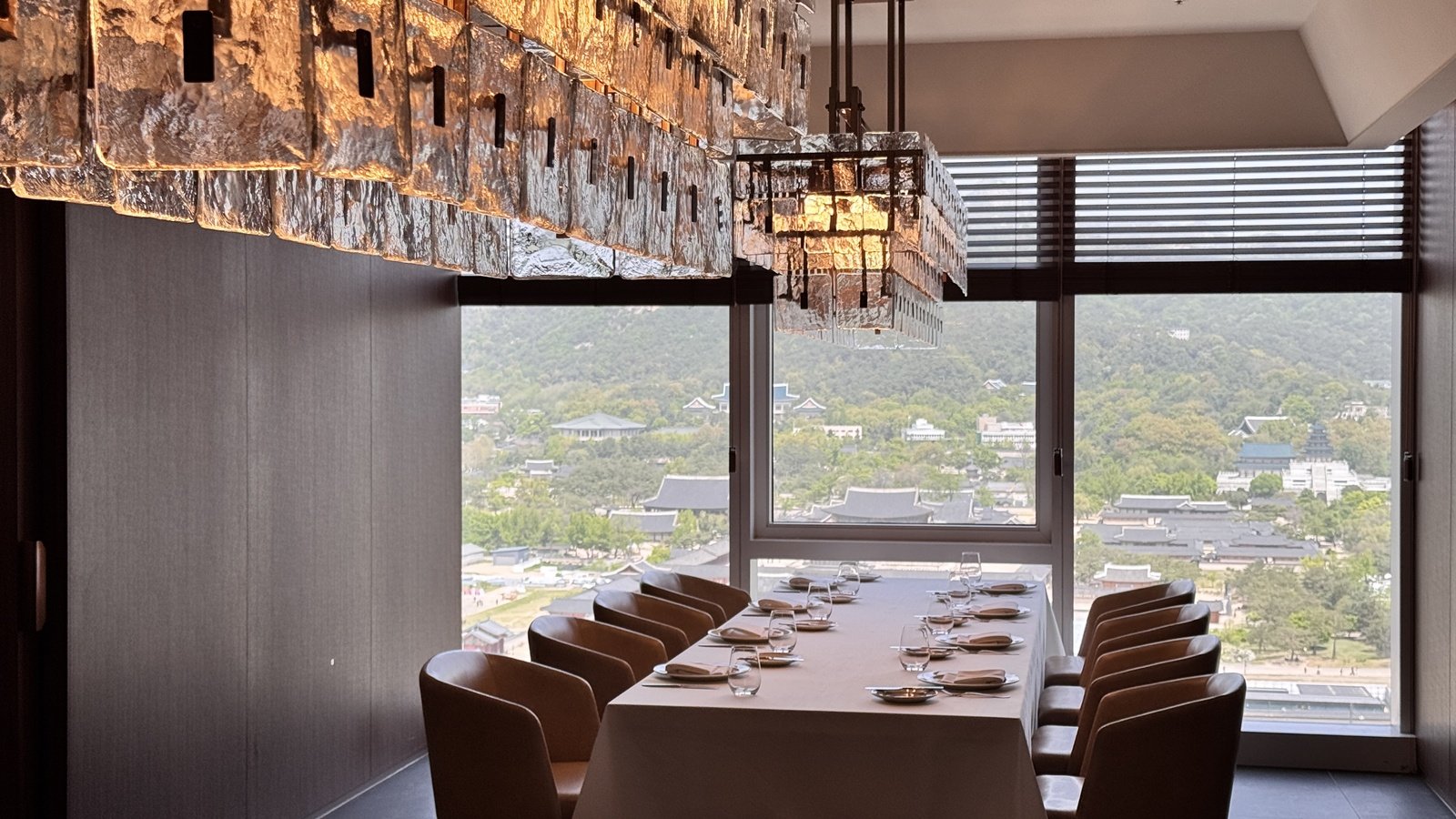 한화푸드테크는 21일 서울 종로구 KT광화문빌딩 웨스트에서 ‘더 플라자 다이닝’을 소개하는 기자간담회를 진행했다. 이날 행사에는 조용기 한화푸드테크 대표를 비롯해 김정완, 유원인, 김성호 등 헤드 셰프들이 직접 참석했다. 윤우열 기자 cloudancer@donga.com