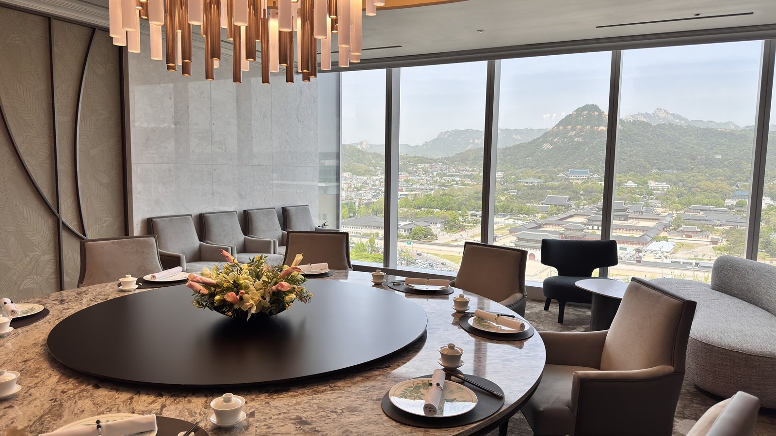 한화푸드테크는 21일 서울 종로구 KT광화문빌딩 웨스트에서 ‘더 플라자 다이닝’을 소개하는 기자간담회를 진행했다. 이날 행사에는 조용기 한화푸드테크 대표를 비롯해 김정완, 유원인, 김성호 등 헤드 셰프들이 직접 참석했다. 윤우열 기자 cloudancer@donga.com