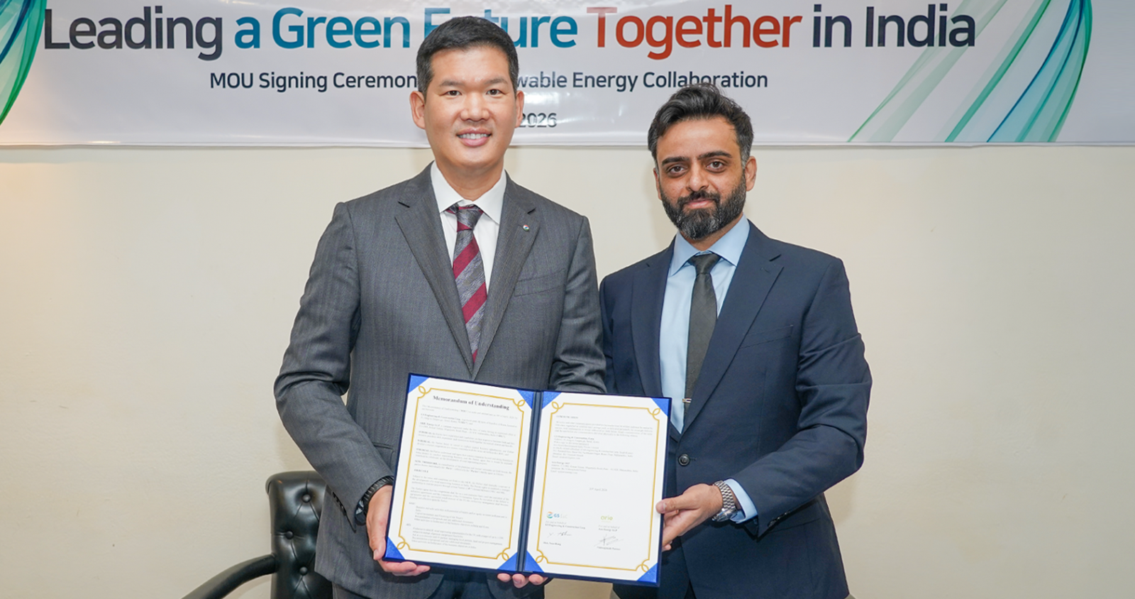 허윤홍 GS건설 대표(왼쪽)와 비슈와지트 파르마르 아리 에너지 대표가 20일 인도 델리에서 업무협약(MOU)을 체결했다. GS건설 제공
