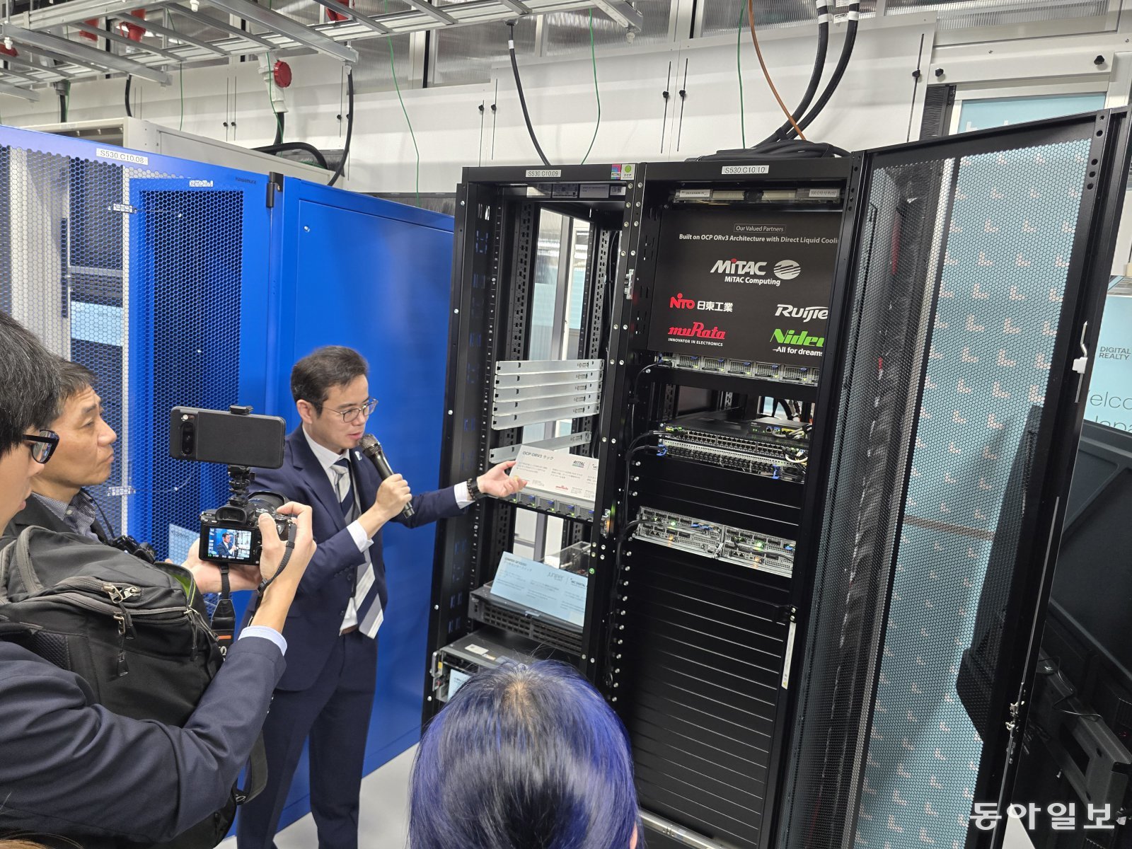 8일 일본 인자이의 ‘MC디지털리얼티’의 데이터센터에서 관계자가 서버 앞에서 칩의 발열 문제를 해결하는 ‘액체 냉각’ 기술에 대해 설명하고 있다. 인자이=황인찬 특파원 hic@donga.com