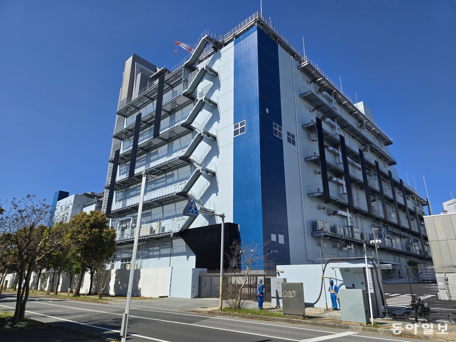 ‘일본 데이터센터의 성지’로 불리는 도쿄 인근 인자이. 구글, 아마존, 마이크로소프트(MS) 등 세계적 정보기술(IT) 기업들이 몰려 있다. 8일 문을 연 신규 데이터센터 ‘MC디지털리얼티’의 ‘NRT14’. 인자이=황인찬 특파원 hic@donga.com