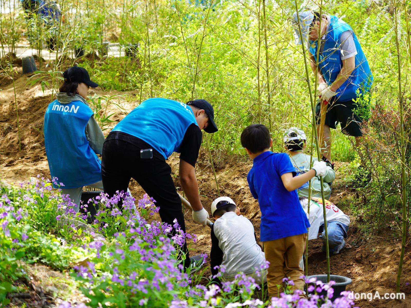 HK이노엔 임직원과 가족들이 레서판다 먹이원인 대나무를 심고 있다. HK이노엔 제공