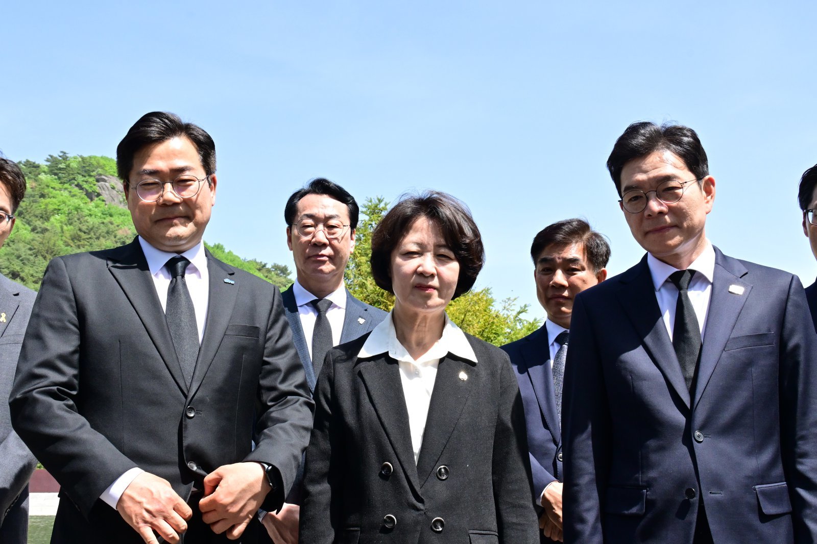 21일 오후 더불어민주당 수도권(서울·경기·인천) 광역단체장 선거 후보가 경남 김해시 진영읍 봉하마을 고 노무현 전 대통령 묘역을 찾아 참배한 후 언론과 인터뷰를 하고 있다. 왼쪽부터 박찬대 인천시장, 추미애 경기지사, 정원오 서울시장 후보 등이다. 2026.04.21. 뉴시스