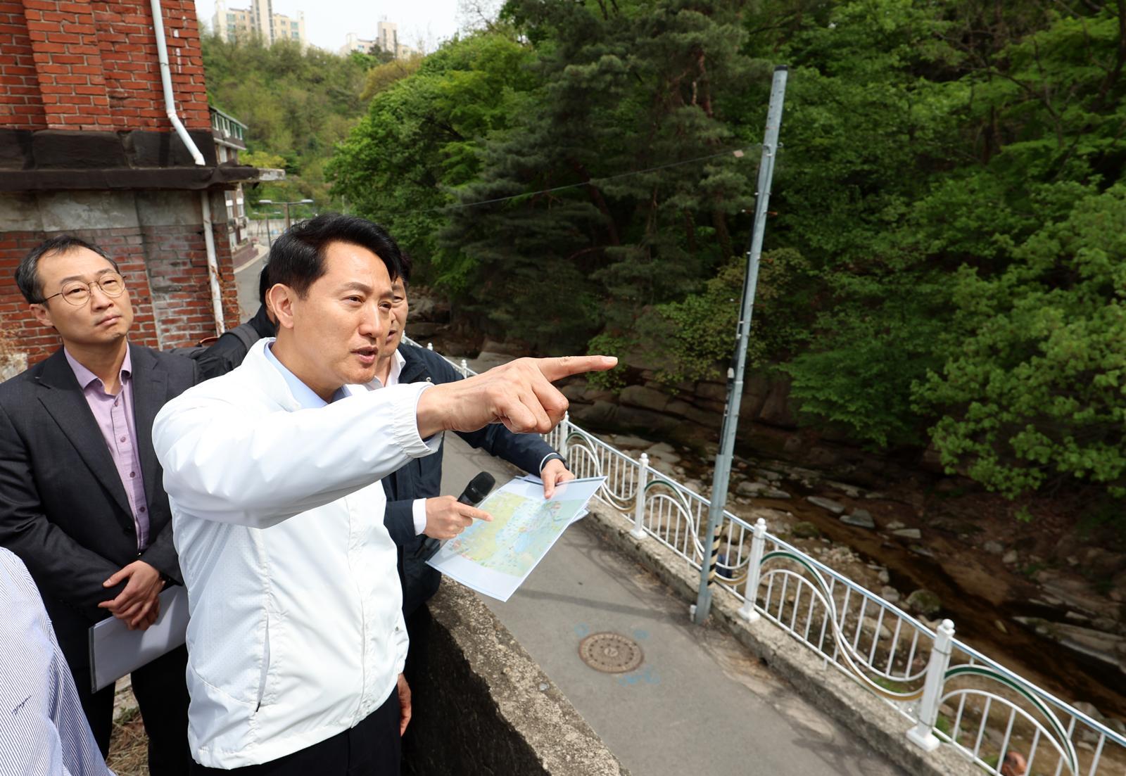 오세훈 서울시장이 21일 서울 성북구 정릉공영차고지 복합개발사업 현장을 방문해 주변을 둘러보고 있다. 뉴시스
