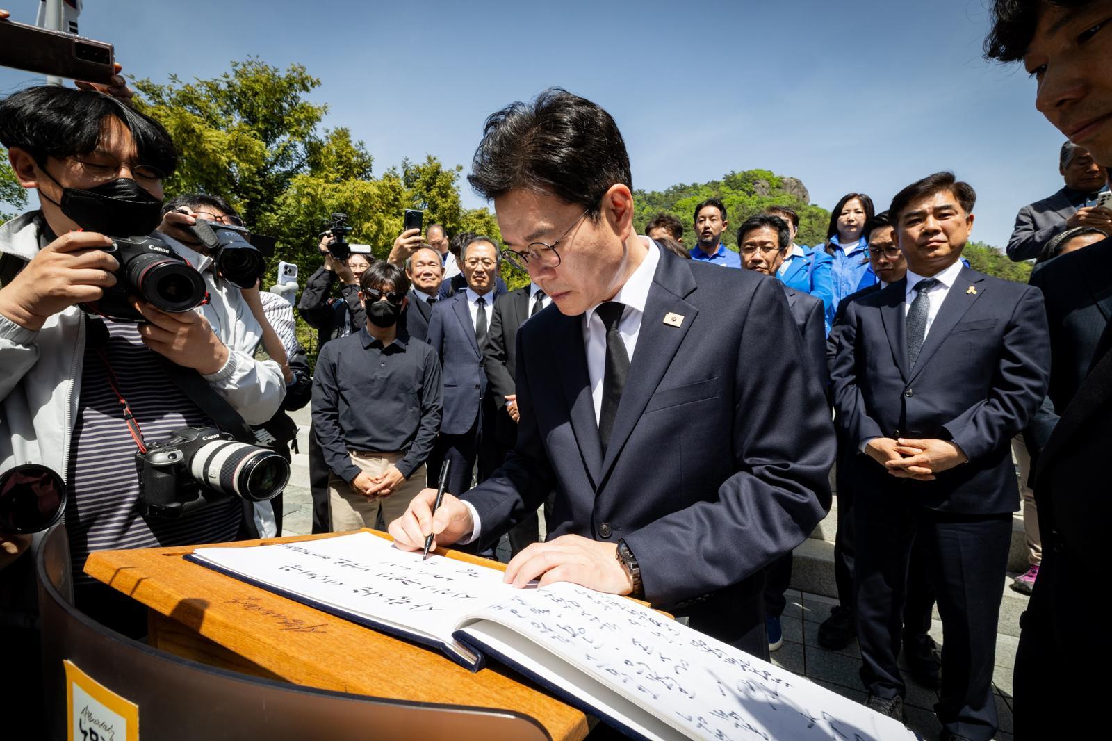 정원오 더불어민주당 서울시장 후보가 21일 오후 경남 김해 봉하마을 노무현 전 대통령 묘역에서 방명록을 작성하고 있다. 뉴스1