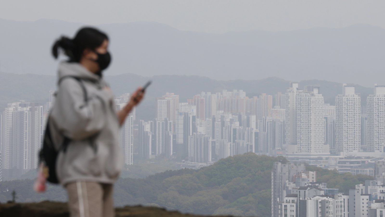 황사 영향으로 전국 미세먼지 농도가 높은 수준을 보인 21일 경기 오산시 보적사에서 바라본 도심이 황사의 영향으로 뿌옇게 보이고 있다. 2026.4.21 뉴스1