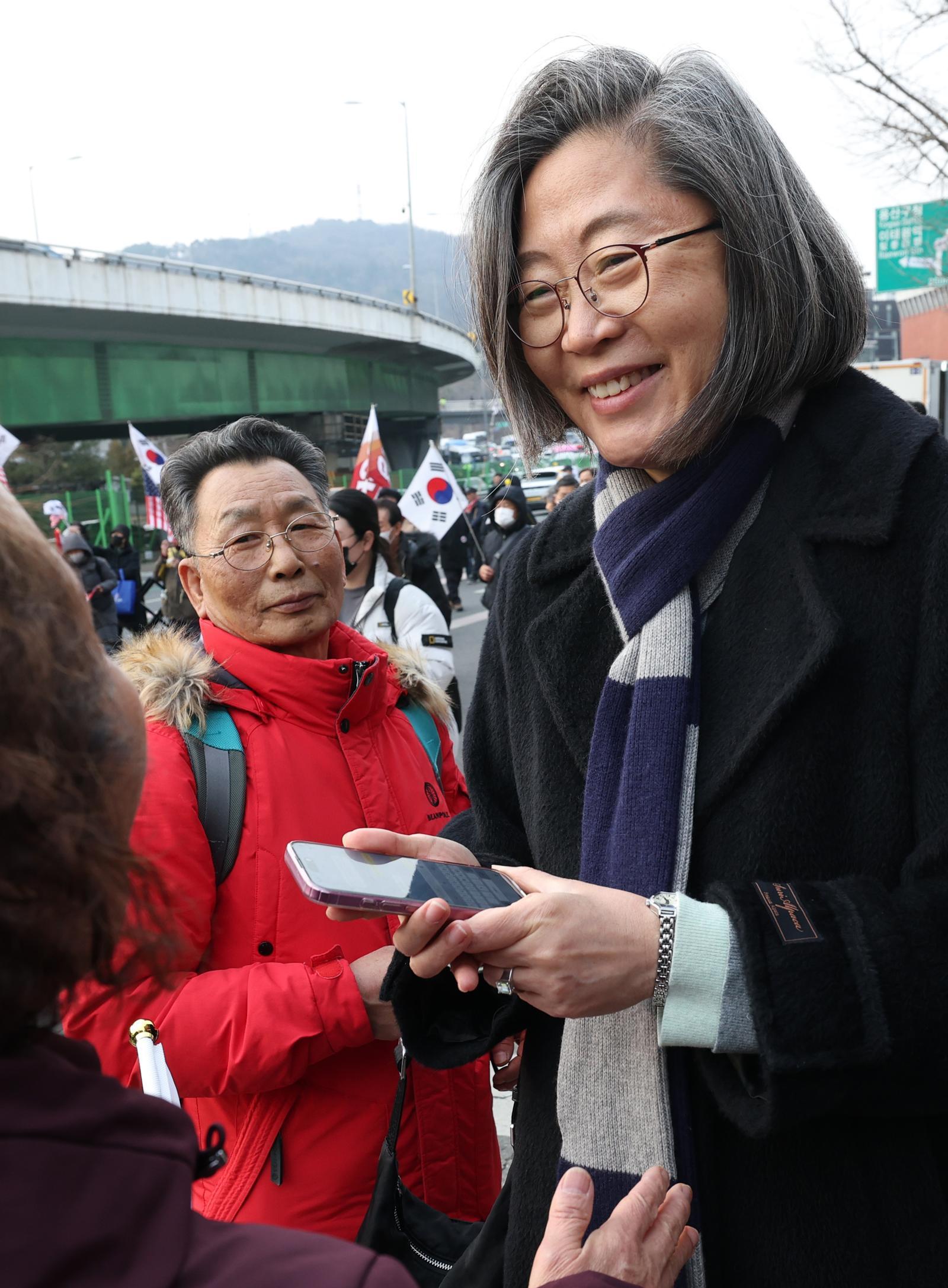 ‘李 두 아들 군면제’ 이수정, 항소심서 “피해자 처벌 의사 확인해달라”