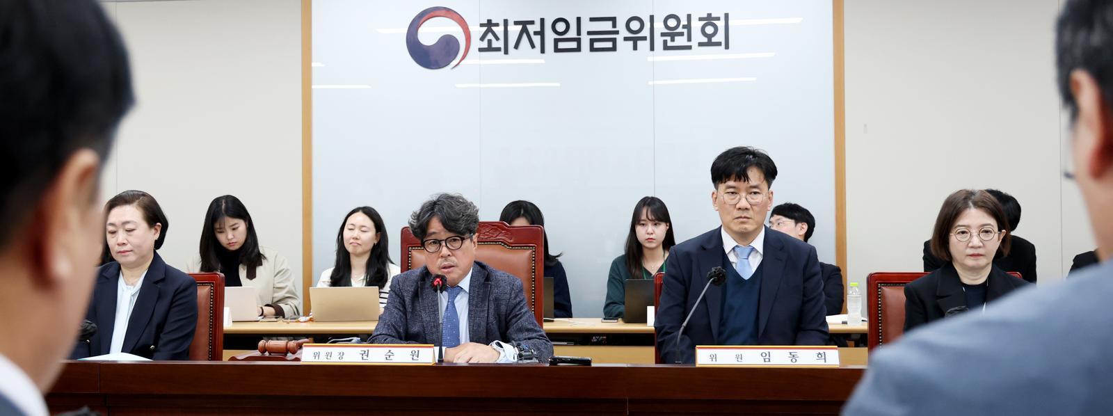 권순원 최저임금위원회 위원장이 21일 세종시 정부세종청사에서 2027년도 최저임금을 정하기 위해 열린 최저임금위원회 첫 전원회의를 주재하며 발언하고 있다. 2026.4.21/뉴스1