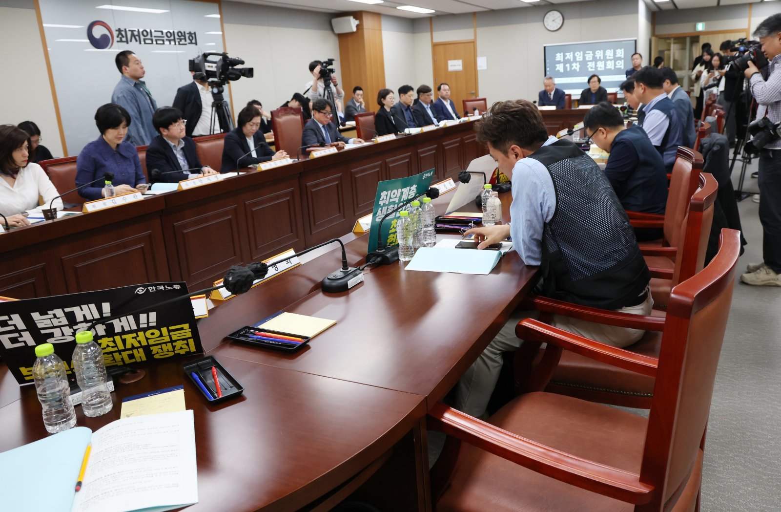 민주노총 근로자측 위원들이 21일 세종시 정부세종청사에서 2027년도 최저임금을 정하기 위해 열린 최저임금위원회 첫 전원회의에서 권순원 위원장의 선임 철회를 요구하며 퇴장한 가운데 회의가 진행되고 있다. 2026.4.21/뉴스1