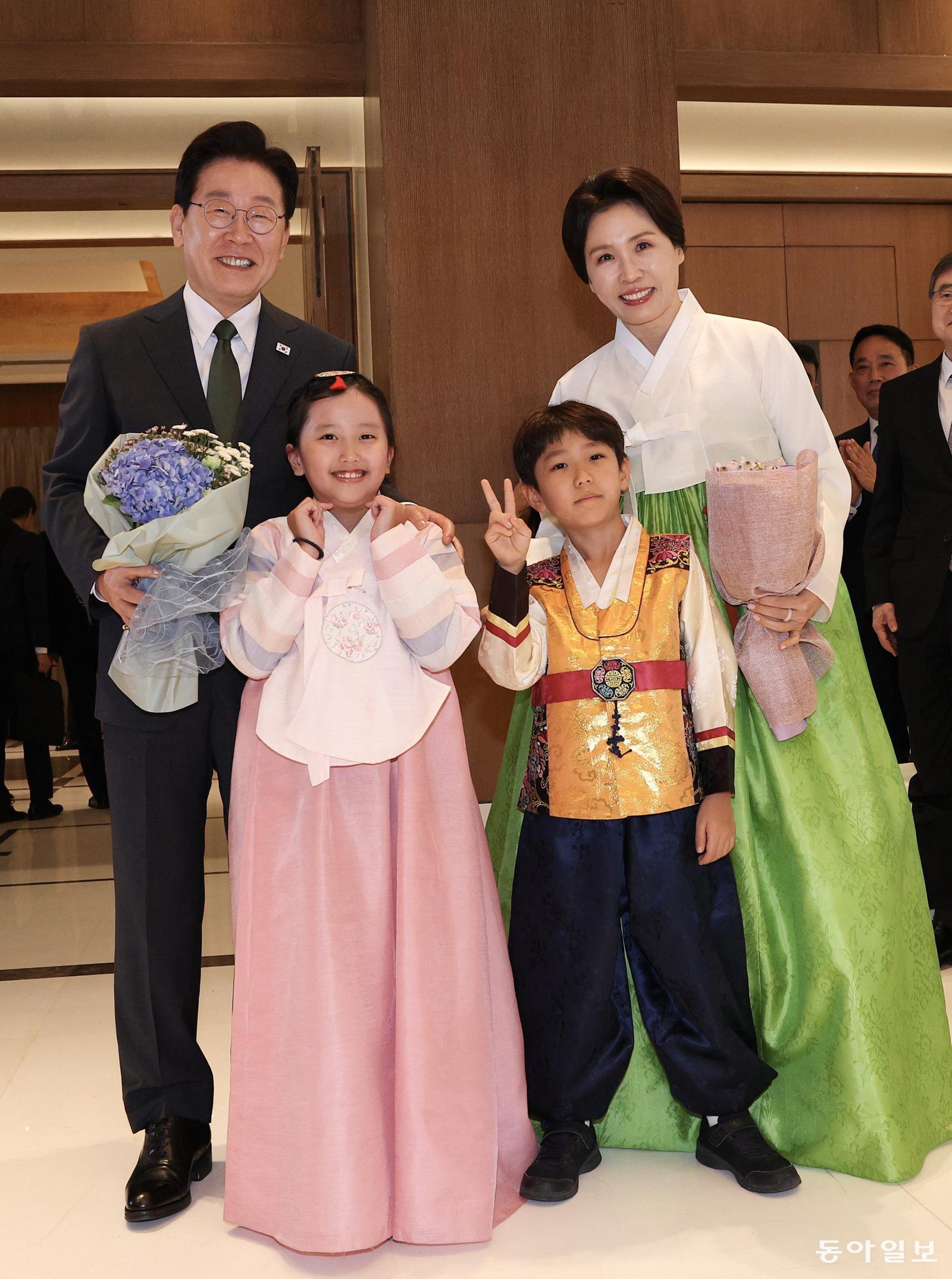 이재명 대통령과 김혜경 여사가 19일 인도 뉴델리 한 호텔에서 열린 인도 동포 간담회에 참석해 화동에게 꽃다발을 전달받은 뒤 기념 촬영을 하고 있다. 뉴델리=김재명 기자 base@donga.com
