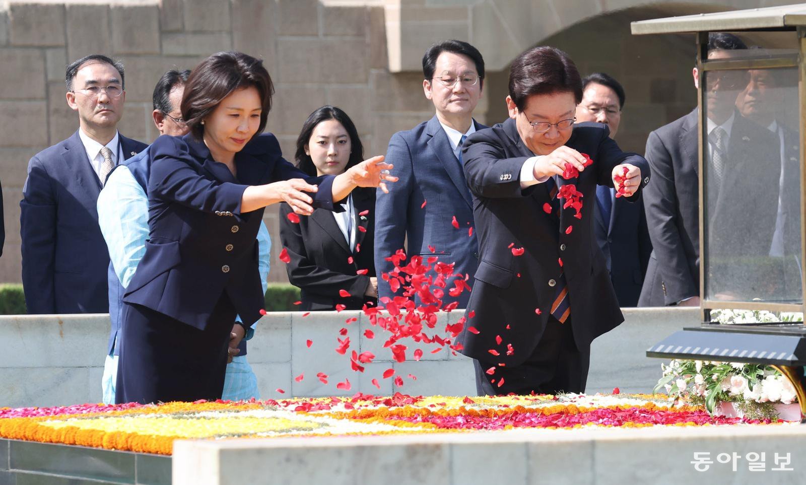 인도를 국빈 방문 중인 이재명 대통령이 20일 인도 뉴델리  간디추모공원에서 헌화하고 있다. 뉴델리=김재명 기자 base@donga.com
