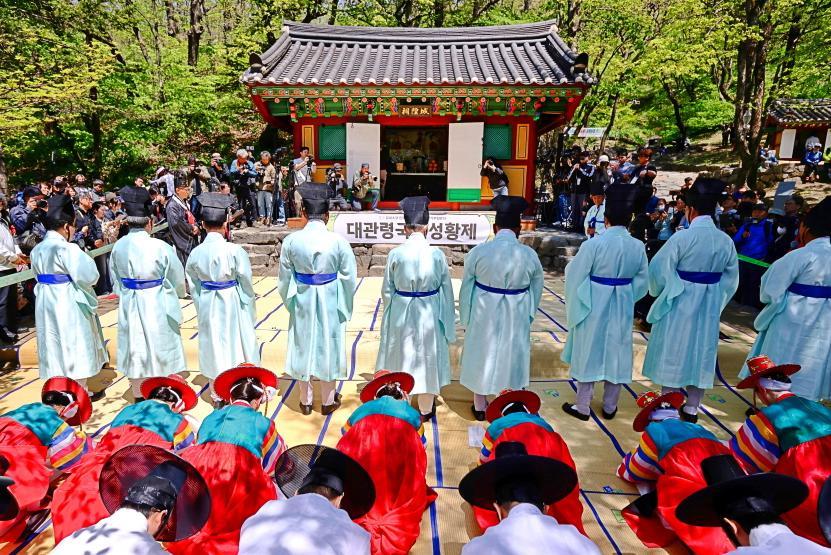 강릉단오제의 사전 행사격인 신주미 봉정이 21일 시작됐다. 사진은 지난해 강릉단오제 때 열린 대관령국사성황제 모습. 강릉단오제위원회 제공
