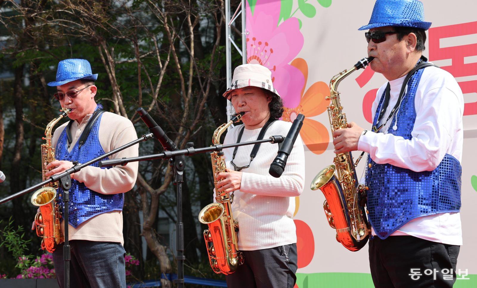 제46회 장애인의 날을 맞아 17일 오후 서울 성동구 왕십리광장에서 장애인과 비장애인이 함께하는 ‘성동 흥반장 뽑기대회’가 열렸다. 행사에 참여한 시각장애인들이 색소폰을 연주하고 있다. 변영욱 기자 cut@donga.com