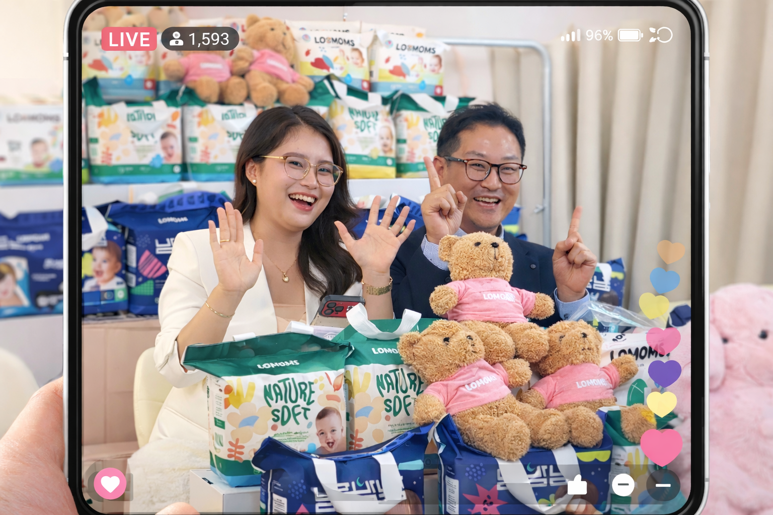 롯데그룹 사내벤처 1호 ‘대디포베베’의 ‘로맘스 기저귀’가 롯데홈쇼핑의 지원을 바탕으로 베트남 시장에서 입지를 확대하고 있다. 사진은 대디포베베 베트남 현지 라이브 방송 이미지. 롯데홈쇼핑 제공