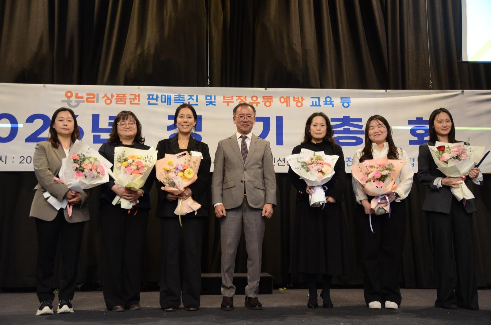 소상공인시장진흥공단 직원들이 전통시장·상점가 활성화 공로로 전국상인연합회 표창을 받고 기념사진을 촬영하고 있다. 왼쪽부터 이태윤 직원, 전하나 직원, 이충환 회장, 강주희 직원, 장은영 직원. 소상공인시장진흥공단 제공