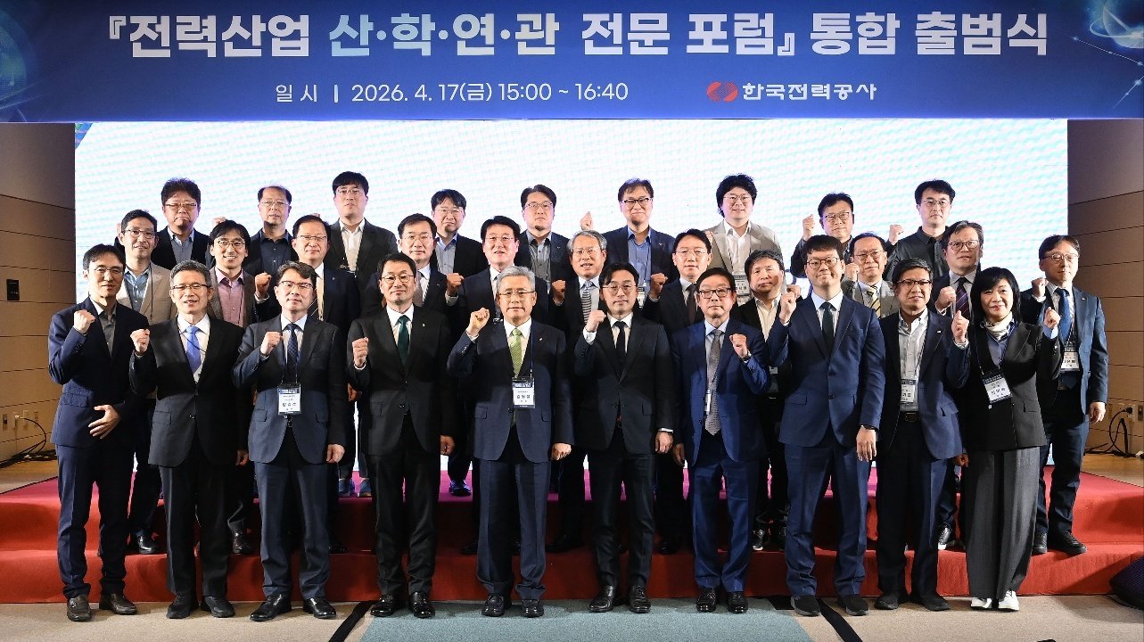 앞줄 왼쪽 네 번째부터 김영기 HD현대일렉트릭 대표이사, 김동철 한전 사장, 이원주 에너지전환정책실장, 박종배 건국대 교수.
한국전력공사 제공