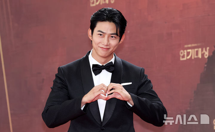 배우 옥택연이 31일 오후 서울 영등포구 KBS에서 열린 2025 KBS 연기대상에서 포즈를 취하고 있다. 2025.12.31. 서울=뉴시스