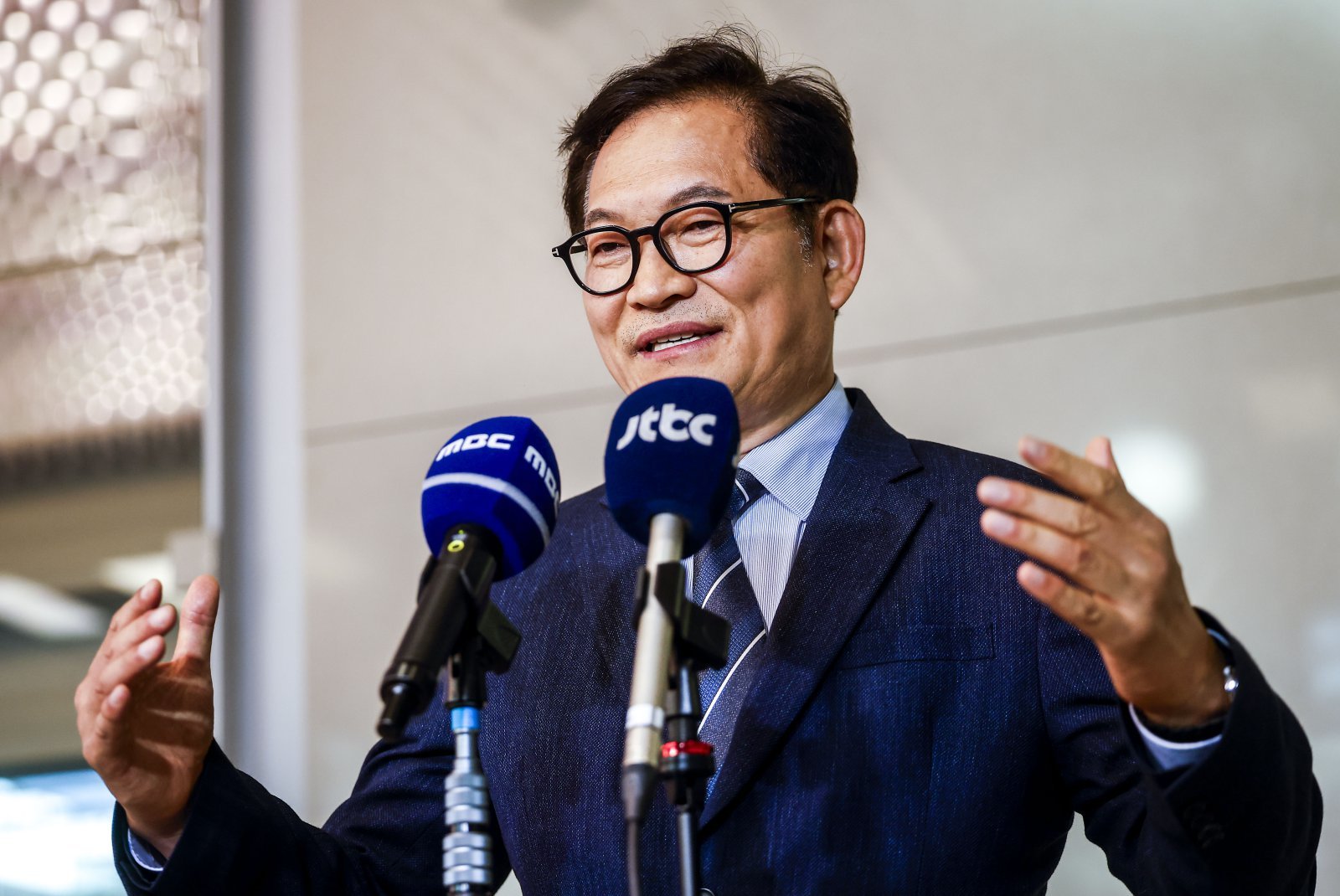 방미 일정을 마친 송영길 더불어민주당 전 대표가 20일 인천국제공항을 통해 귀국해 취재진 질문에 답하고 있다. 2026.04.20. [인천공항=뉴시스]