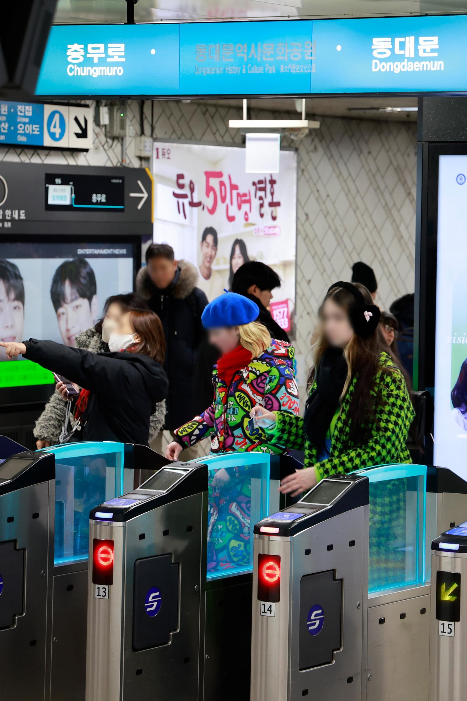서울지하철 해외 카드 결제 도입 한 달…하루 9000명 이용했다