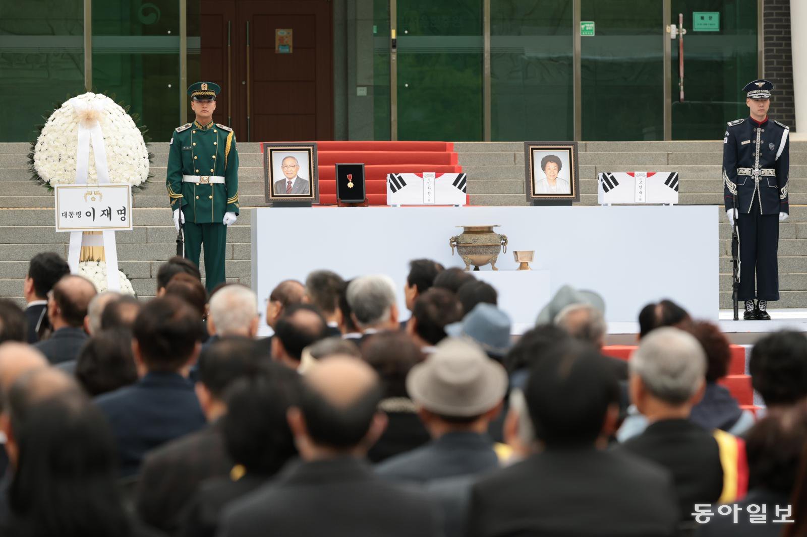 22일 고(故) 이하전 지사 유해봉환식에서 이 지사와 그의 아내 고(故) 고인숙 여사의 유해가 단상 위에 놓여 있다. 박형기 기자 oneshot@donga.com