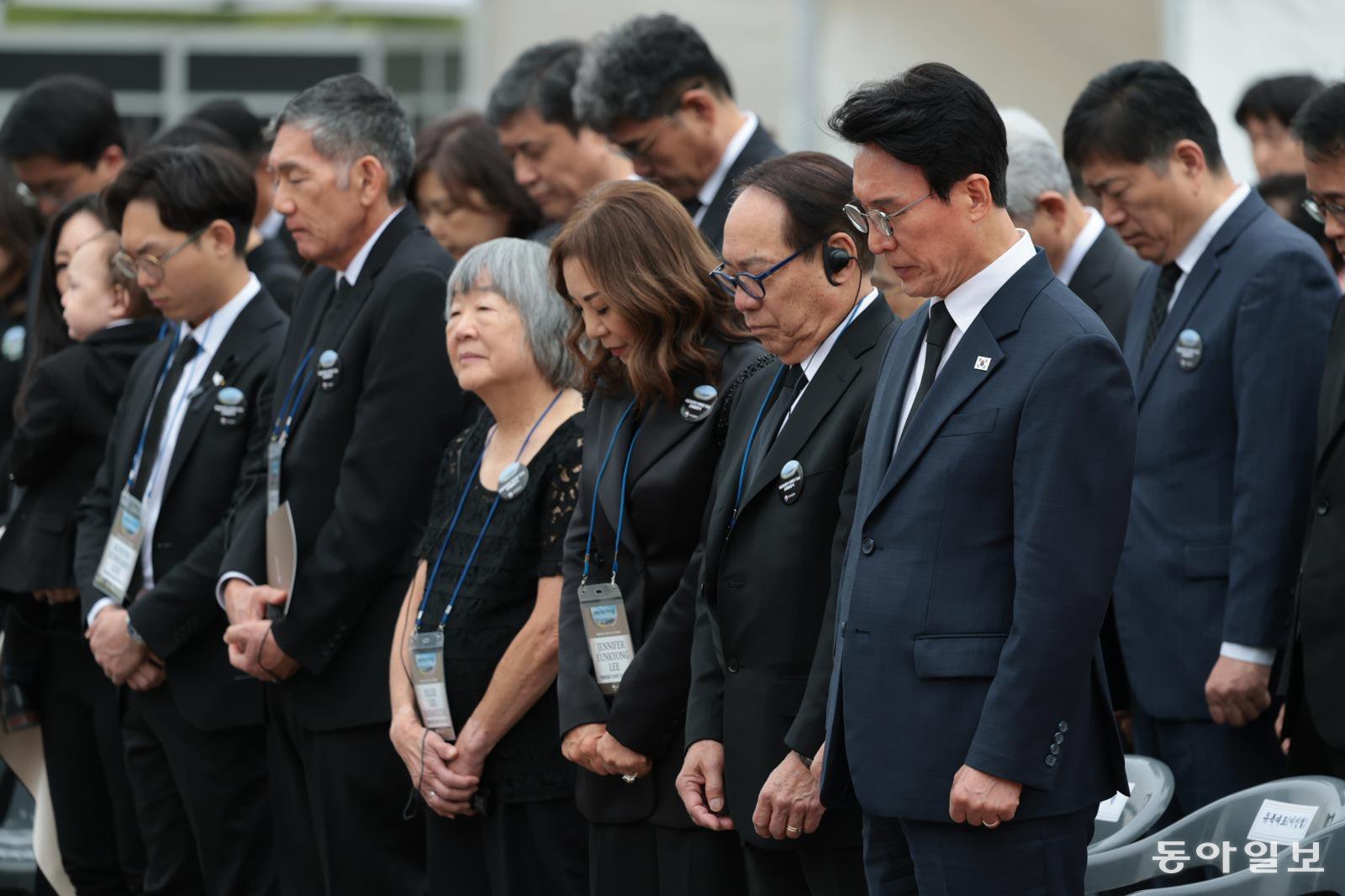 22일 김민석 국무총리(오른쪽 두 번째)와 고(故) 이하전 지사의 유가족이 영현 봉송이 시작되자 묵념하고 있다. 박형기 기자 oneshot@donga.com