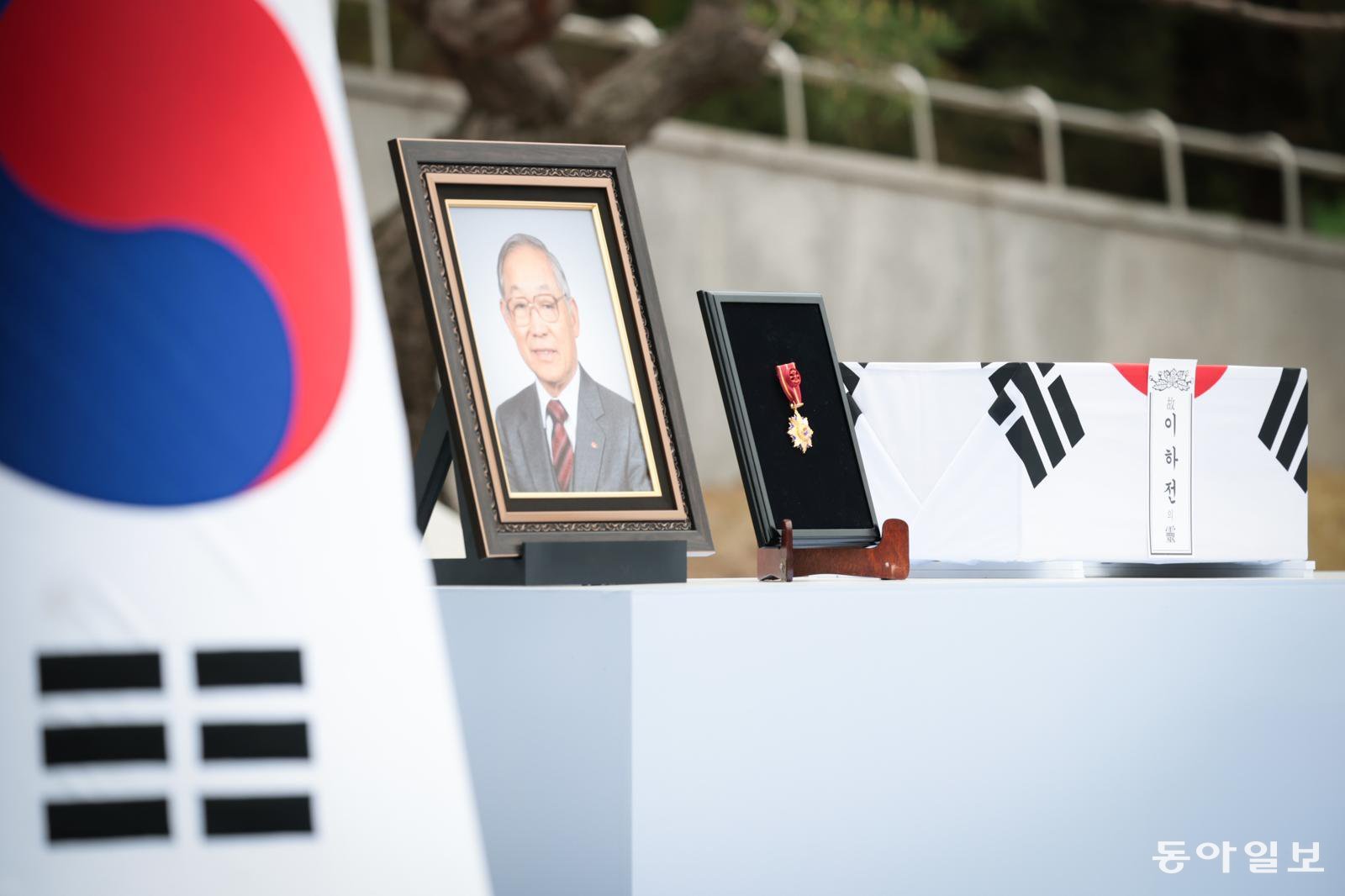 22일 서울 동작구 국립서울현충원에서 열린 독립유공자 고(故) 이하전 지사 유해봉환식에서 이 지사의 유해가 단상 위에 훈장과 함께 놓여 있다. 박형기 기자 oneshot@donga.com
