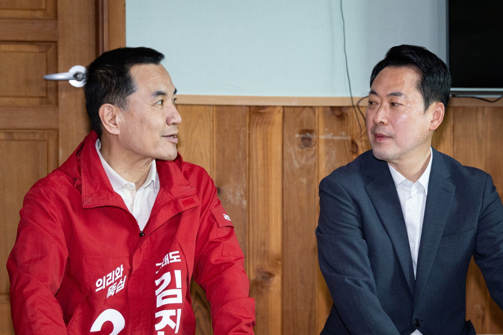 장동혁 국민의힘 대표와 김진태 강원특별자치도지사가 22일 강원 양양군 수산리어촌마을회관에서 열린 ‘강원이 올라갈 시간, 내 삶이 특별해지는 약속’ 마을회관 현장 공약 발표에서 대화하고 있다. 2026.4.22 ⓒ 뉴스1