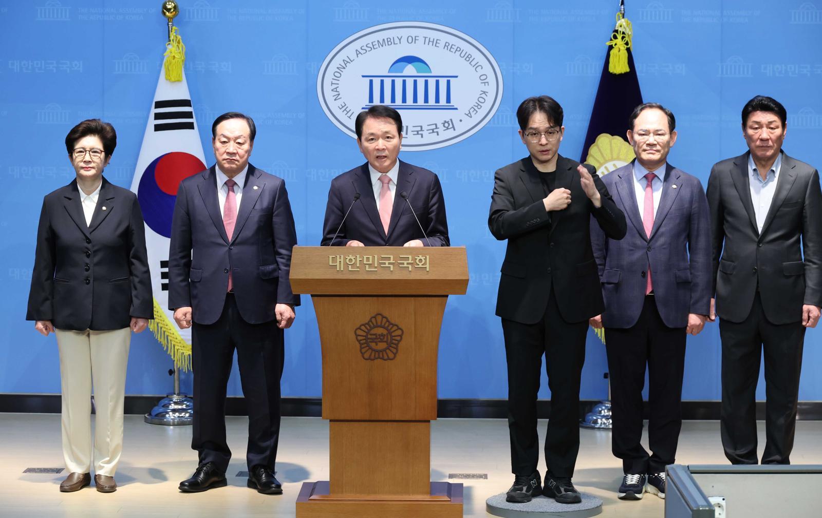 성일종 국회 국방위원회 위원장과 국민의힘 의원들이 22일 오전 서울 여의도 국회 소통관에서 정동영 통일부 장관의 대북 기밀 정보 유출 논란과 관련해 기자회견을 하고 있다.2026.04.22. 뉴시스