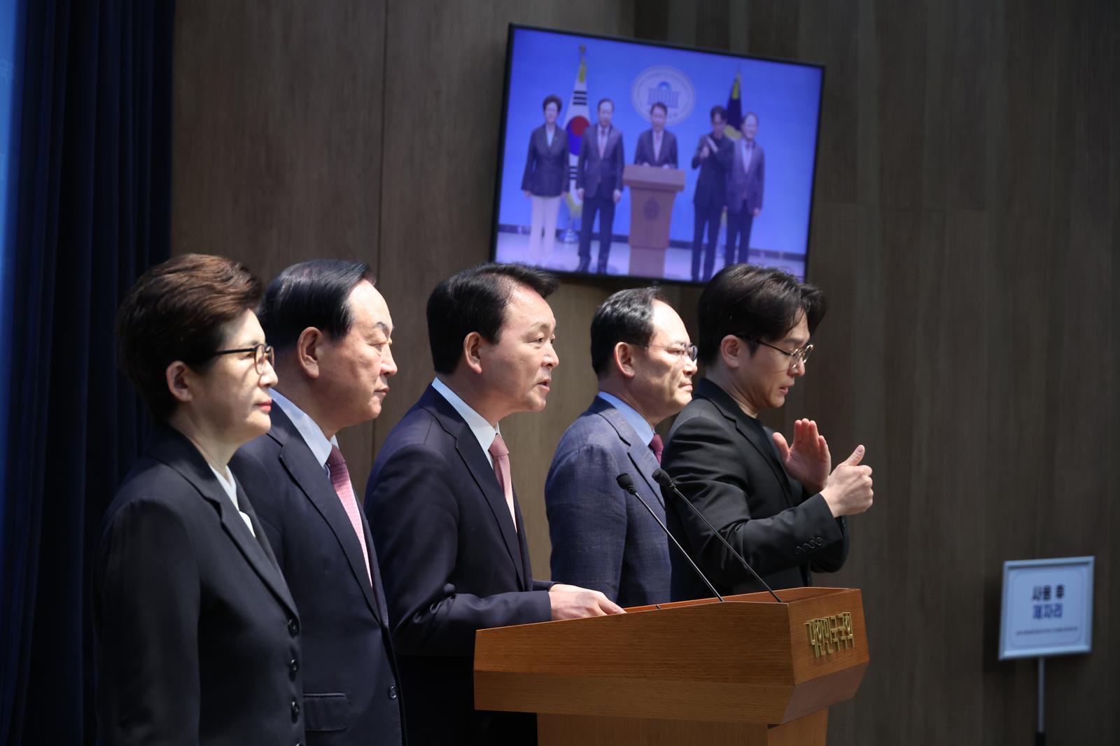 성일종 국회 국방위원회 위원장과 국민의힘 의원들이 22일 오전 서울 여의도 국회 소통관에서 정동영 통일부 장관의 대북 기밀 정보 유출 논란과 관련해 기자회견을 하고 있다.2026.04.22. 뉴시스