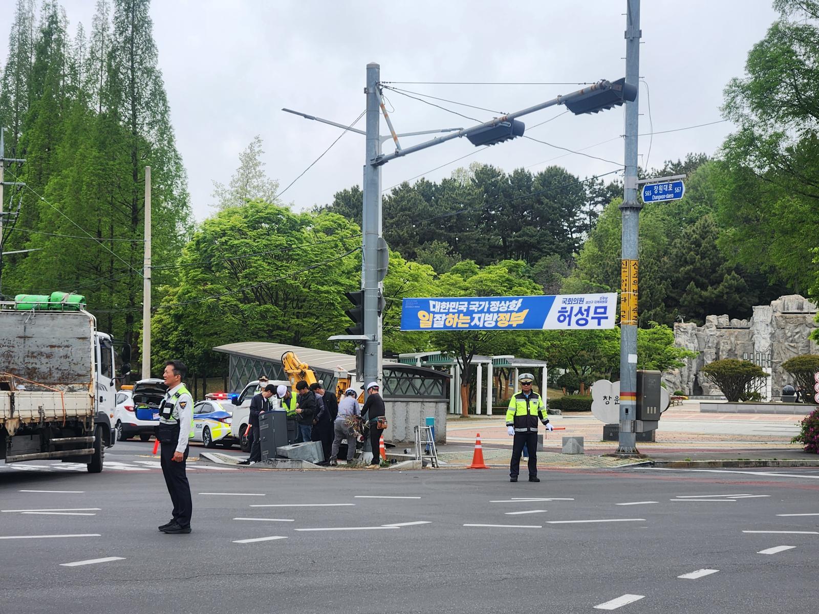 음주 운전하다 신호등 들이받은 60대 입건…도심 교통 ‘마비’
