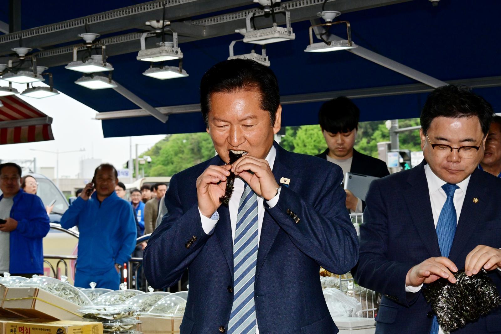 22일 오전 더불어민주당 정청래 대표가 경남지사 선거에 출마한 김경수 후보를 비롯한 당 최고위원들과 함께 경남 통영시 통영활어시장을 찾아 상인들을 만나며 민생 탐방을 하고 있다. 2026.04.22. 뉴시스