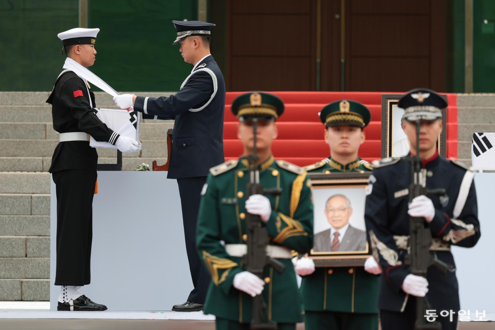 22일 이 지사와 생전 배우자인 고(故) 고인숙 여사를 향한 헌화와 분향이 끝나자, 국군 의장대가 두 사람의 영현을 봉송하고 있다. 박형기 기자 oneshot@donga.com