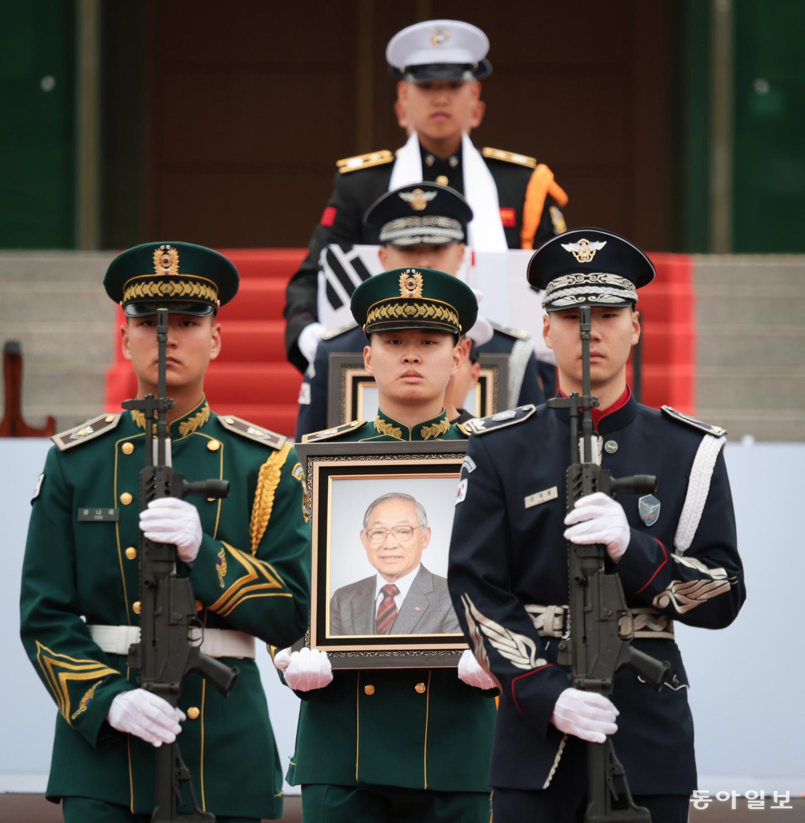 22일 이 지사와 생전 배우자인 고(故) 고인숙 여사를 향한 헌화와 분향이 끝나자, 국군 의장대가 두 사람의 영현을 봉송하고 있다. 박형기 기자 oneshot@donga.com