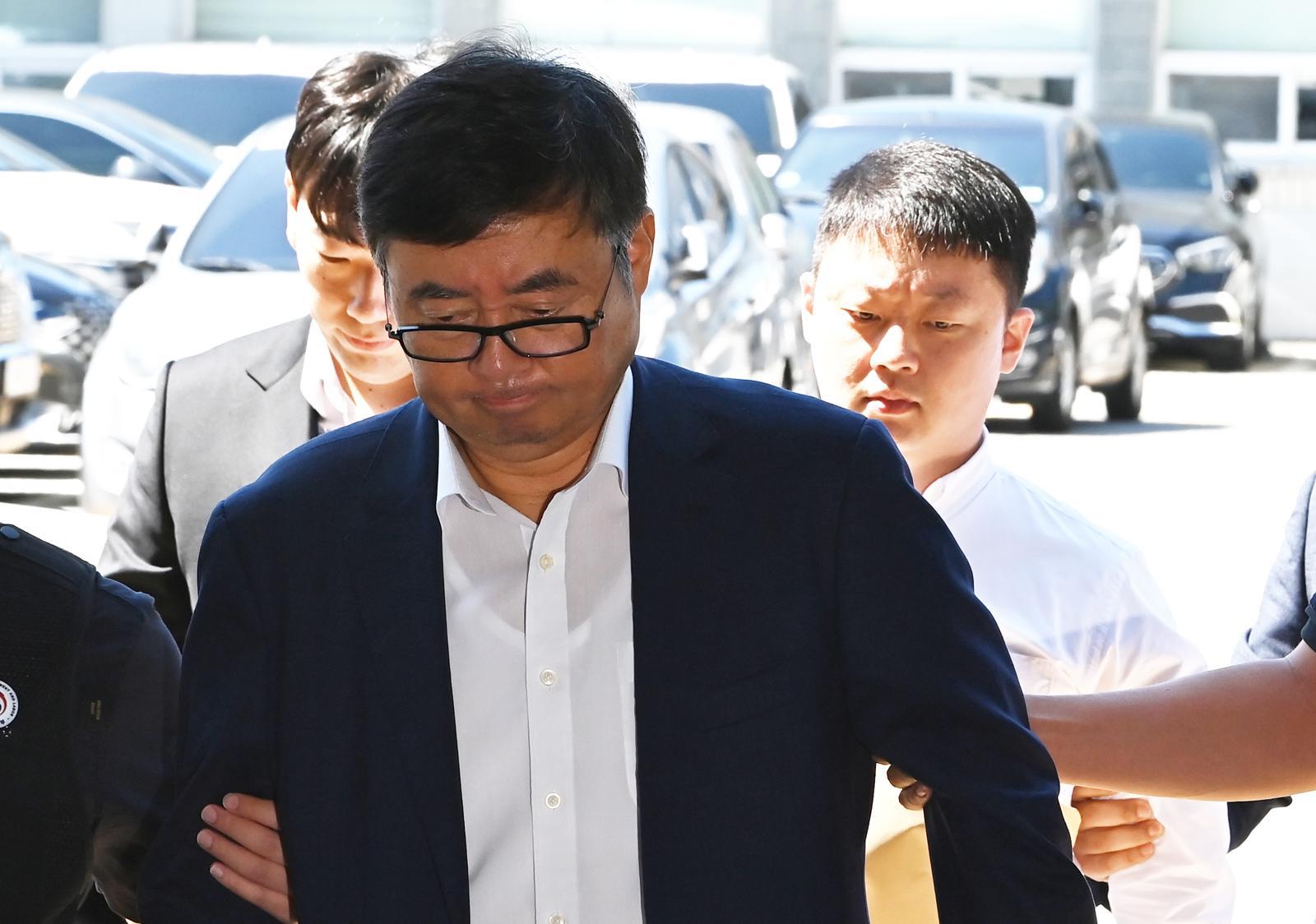 공장 화재로 23명의 사망자가 발생한 화성 리튬전지 제조업체 아리셀 박순관 대표와 박중언 아리셀 총괄본부장(사진 오른쪽). 2024.08.28 뉴시스