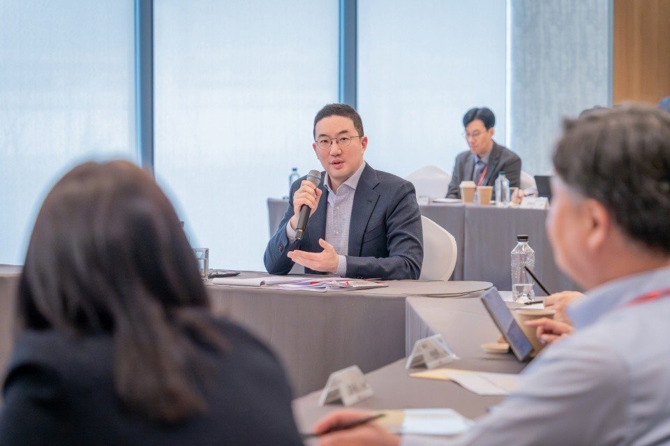 구광모 LG 회장이 지난달 25일 서울 중구 남산리더십센터에서 열린 사장단 회의에서 속도감 있는 AX 추진을 강조하고 있다. LG 제공