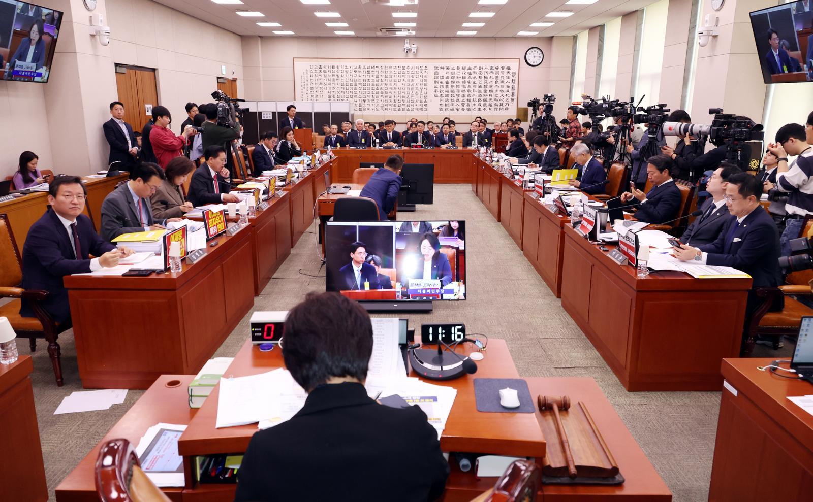 與국조특위 “김만배가 尹 부친 집 사줘…서해 피격 조작 몸통도 尹”
