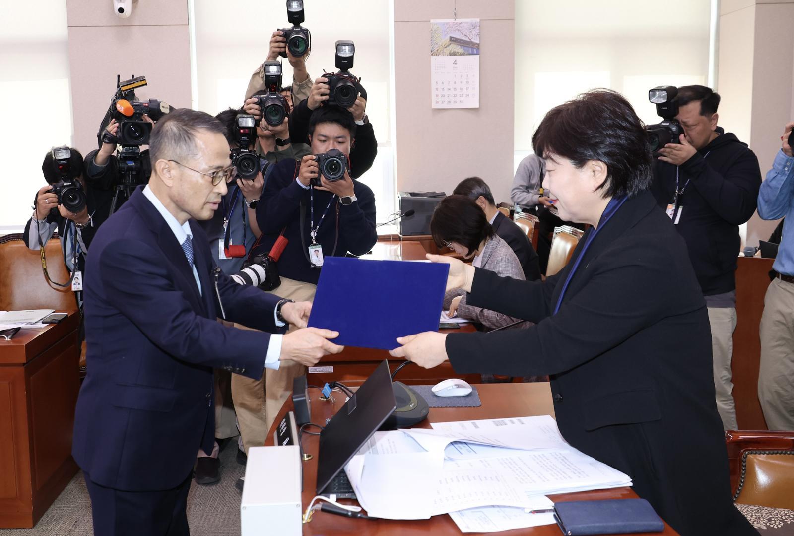 김규현 전 국가정보원장이 21일 오전 서울 여의도 국회 윤석열정권정치검찰조작기소의혹사건진상규명국정조사특별위원회에서 열린 서해 공무원 피격•통계조작·윤석열 명예훼손 허위보도 조작기소의혹 사건 청문회에서 증인 선서문을 서영교 국조특위 위원장에게 제출하고 있다. 뉴시스