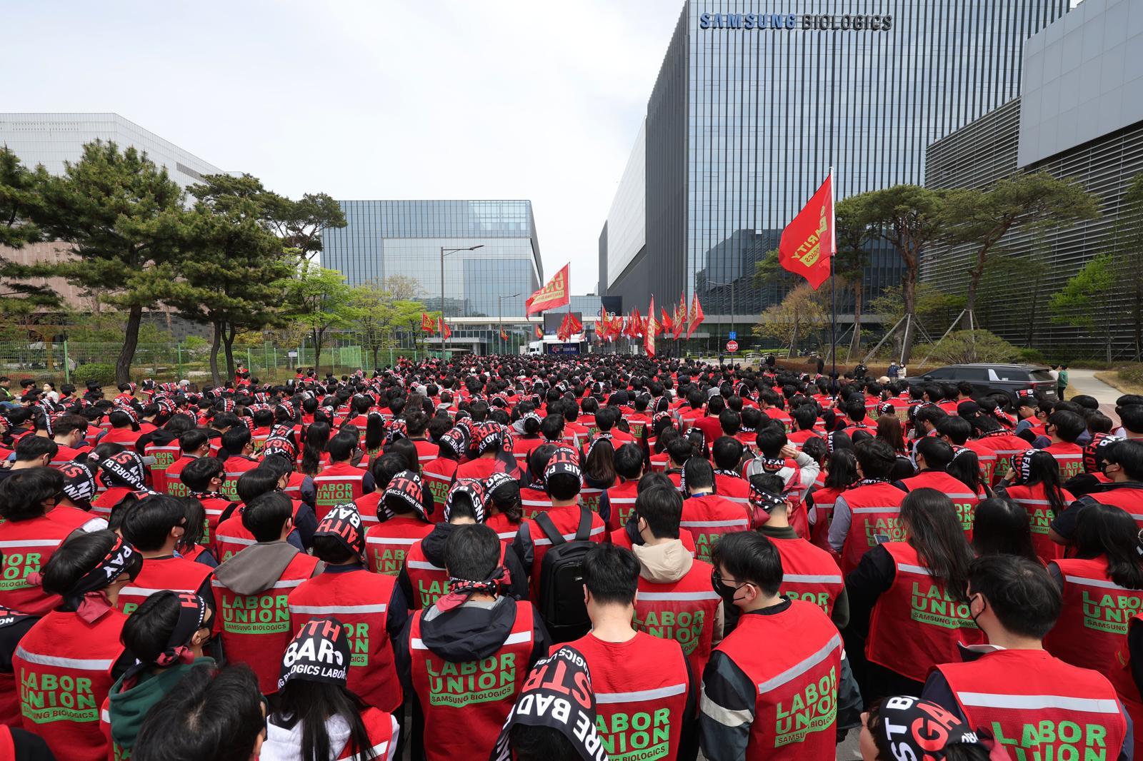 삼성바이오로직스 상생노동조합 조합원들이 22일 인천 연수구 삼성바이오로직스 송도 사업장 앞에서 임금인상 등을 요구하며 투쟁 결의대회를 하고 있다.  2026.04.22 [인천=뉴시스]