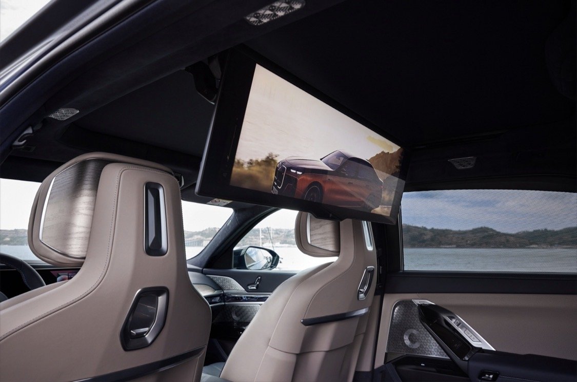 해당 차량 내부 뒷좌석에 31.3인치 시어터 스크린이 탑재된 모습이다. 이 디스플레이는 모든 7시리즈 차량에 기본 적용된다. BMW코리아 제공